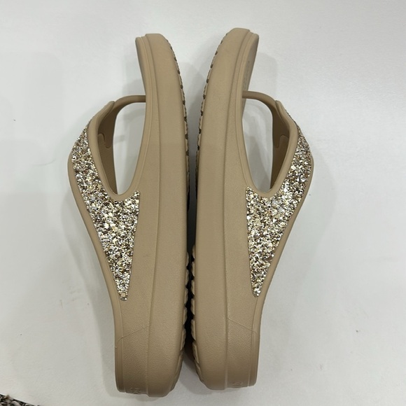Crocs Women’s Sloane glitter wedge gold tan flip-flops size 10. - Picture 3 of 11